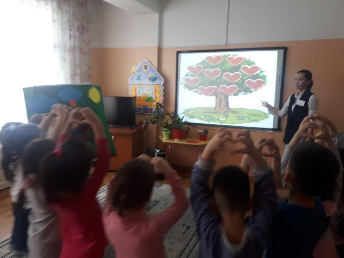 "Махаббат пен шығармашылық педагогикасы" атты онкүндігі аясында мектепке даярлық "Қарлығаш" тобында "Мейірімділік жүректе тақырыбында оқу қызметі" өткізілді.