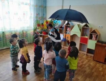Кіші "Балапан" тобы. Білім беру саласы: Қатынас, Оқу қызметі: Сөйлеуді дамыту, Тақырыбы: "Күзгі көрініс" мақсаты: балаларға күз мезгілінде болатын өзгерістердің бірі күзгі көрініс туралы мәлімет беру. Тәрбиеші: Рахым Ұ. Ү"