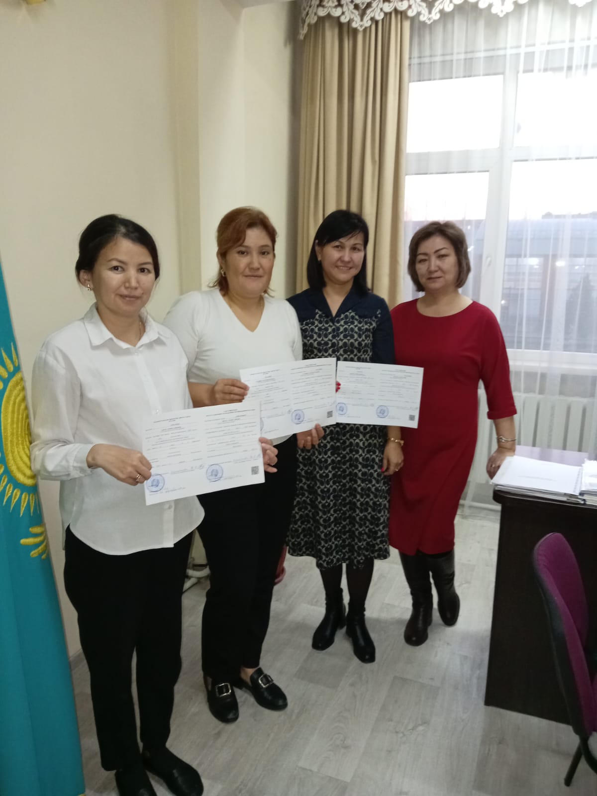 Балабақша педагогтарына біліктілік санатын растайтын куәлік тапсыру сәтінен